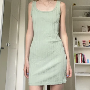 sommarklänning  - Wow! Säljer den mest otroligaste skönaste sommarklänningen! Perfekt för mysiga sommarkvällar eller bara ska ner till stranden! Aldrig använd, stretchig kan passa strl M Frakt tillkommer! 