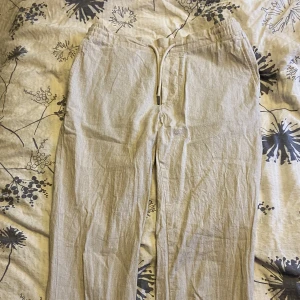 Linnebyxor  - Säljer ett par linnebyxor från dressman, skick 10/10 då jag använt dem 2 gånger 300 ny pris 600 finns i Bollnäs 