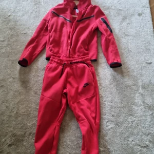 Nike tech fleece set  - Storlek 137-147 Använt skick