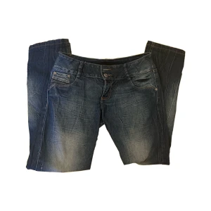 diesel jeans(straght) - Lågmidjan straight mode och fin bakfikor säljer för de är korta för mig som är 170 midjan 37x2 innebenslängd är 73cm❤️