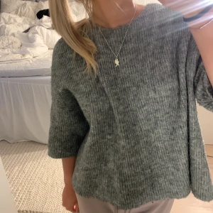 Trekvartsärmad stickad tröja  - Knappt använd så bra skick! Den är köpt från Vero Moda💕