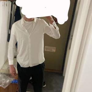 Säljer en uniqlo linne skjortan storlek S med färgen vit. Skjortan är i jätte bra skick och är perfekt nu inför sommaren. Säljer för 150kr