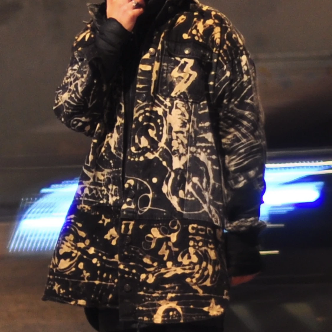 Blekt Oversized Jeansjackeskjorta med Gym-tema