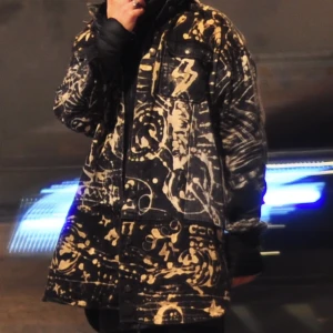 Blekt Oversized Jeansjackeskjorta med Gym-tema - Smakligt svarta  ömsom gråa fält. Mycket stilig i sin fasta form. Känns lite som en frack eller en kavaj. Pondusvarning.   Mönstret är abstrakt med inslag av träningsverkyg såsom hantlar och skivstänger.  Jackans är handgjord och därmed one-of-a-kind : )