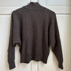 Brun tröja - Brun stickad tröja från H&M i Strl XS, använd 1 gång. Fint skick.