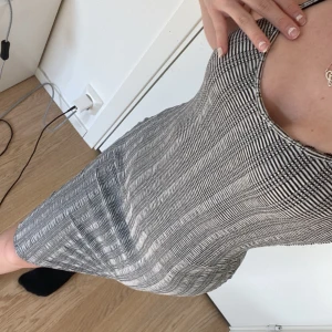 Klänning🤍 - Säljer denna grå/vita klänning från Pull & Bear för att den ej kommer till användning. Jätteskönt material och bra skick🤍