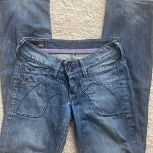 Lågmidjade lee jeans - Jättefina lågmidjade lee jeans med jättecoola fickor, jag har använt de ett par gånger och de är köpta på second hand, säljer pga att jag inte använder de lika mycket längre! kontakta för vidare info eller mått, storleken står inte men passar xs!