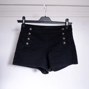 Blackheart High Rise Shorts W - Size: 3. 51% cotton, 47% polyester, 2% spandex.