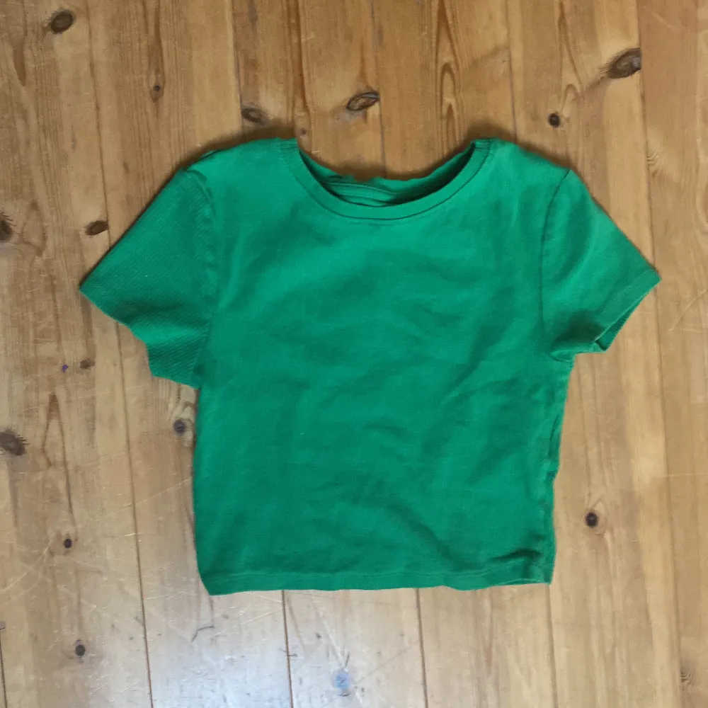 En söt topp från new yorker nypris 50kr. Det är mycket mer knall grön i verkligheten…💘. T-shirts.