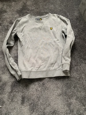 Grå lyle & scott tröja - En grå lyle & scott tröja utan huva/luva. Fint skick.