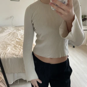 Tröja - Jättefin långärmad med utsvängda ärmar!