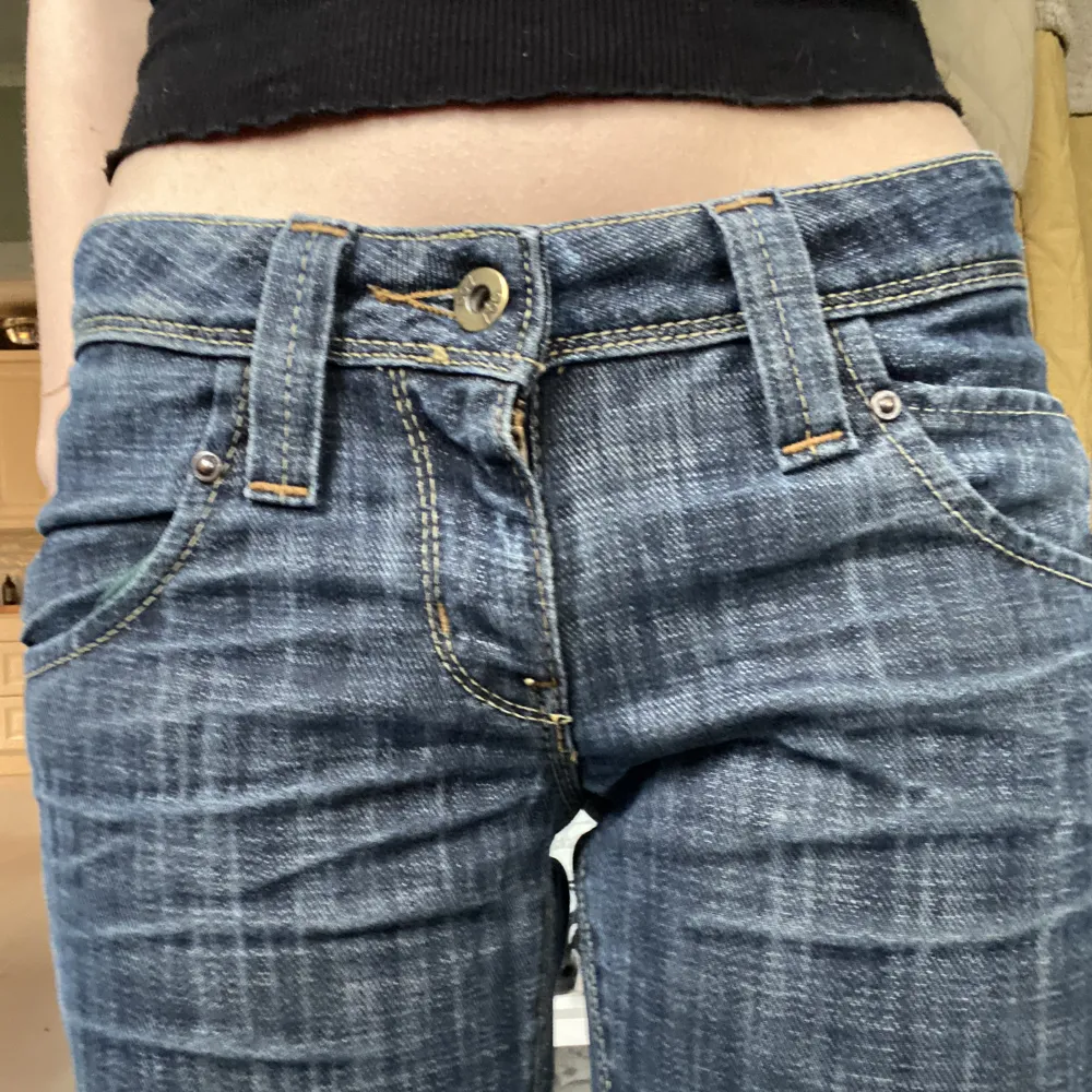 Vintage Lågmidjade lee jeans. Säljer då dom är lite för långa för mig. Skriv för mer specifika mått☺️. Jeans & Byxor.