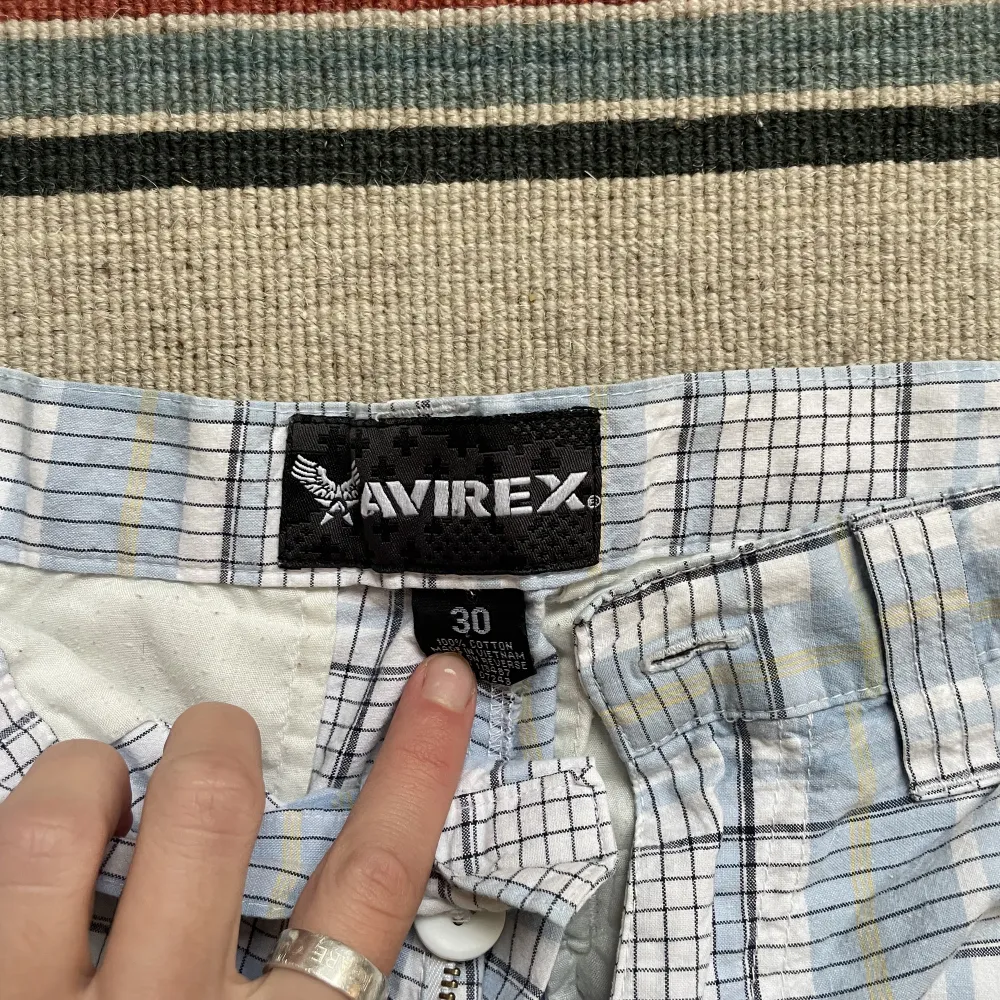 Vintage Avirex shorts från 90-00 tal. Bra färger! Loose fit och gott om fickor! Otroligt goa shorts! Varsamt använda. En bra snipe inför nästa sommar!. Shorts.