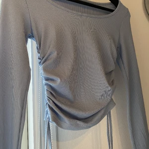 Tröja - Blå tight tröja med ribbat på sidorna. Jättefin på! Tröjan är i stl S