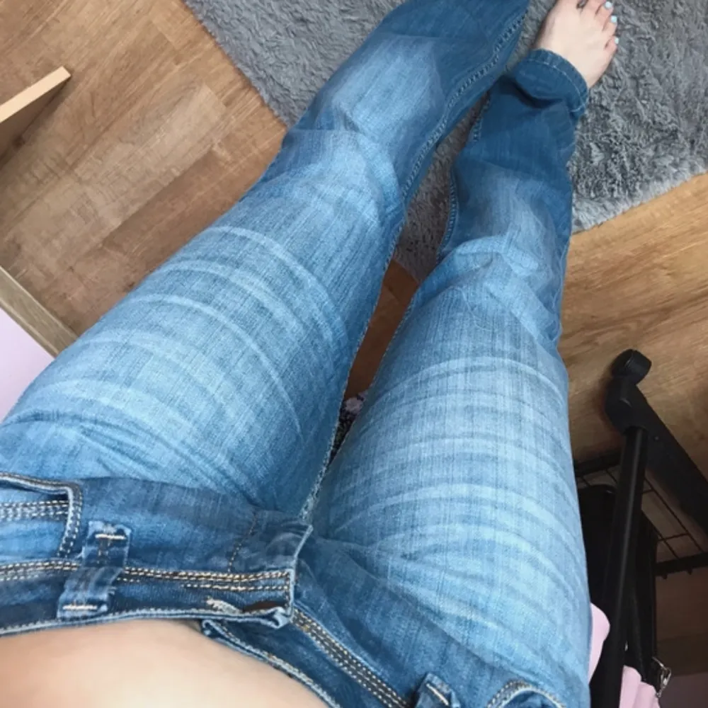 Jättefina lowwaist jeans som jag säljer pga för korta för mig som är 175 cm. Jättebra kvalitet. Storlek L men mer som en M (lånade bilder)💕. Jeans & Byxor.