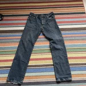 Ett par vintage darkwash jeans från 90-talet. Straight fit. Lite vidare vid foten. Perfekta jeans för den som gillar mörk denim! Pris prutbart!