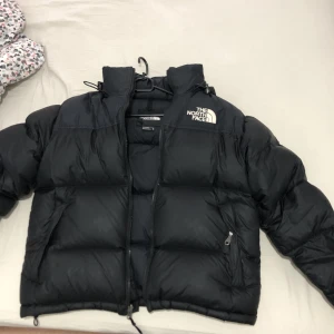 North Face Jacka - Säljer min north face jacka då den inte används längre. Size M. Skick 8/10, inga synliga tecken på användning.