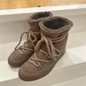 Inuikii classic - Säljer mina ganska fåtal gånger använda  Inuikii skor då jag köpte fel storlek.  Storlek 41 (små storlekar, passar 39/40) jag har 38 och de var för stora. Sulhöjd 5 cm. Nypris 3099kr, säljer för 1600kr Äkta mocka, äkta päls. Säljer ej under 1600kr