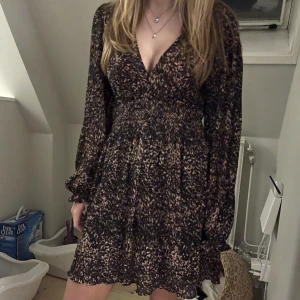  klänning  - Snygg volangklänning 