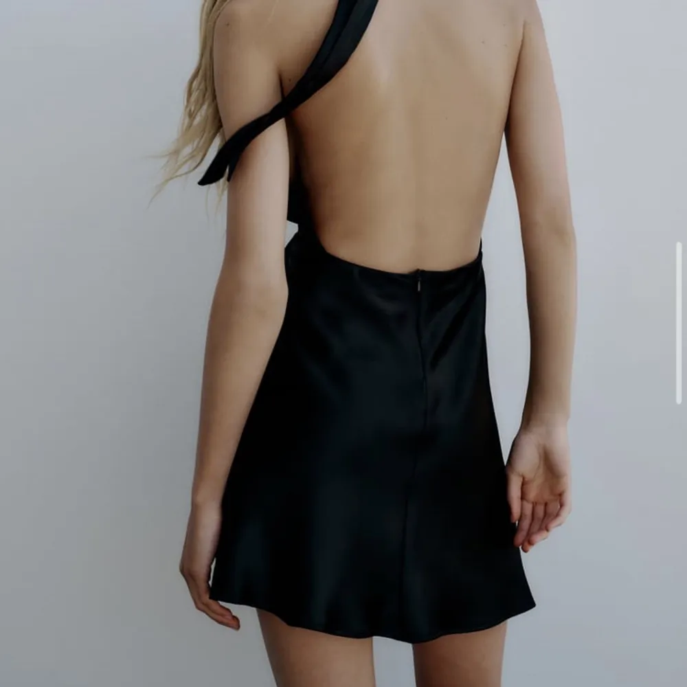 Skitsnygg svart klänning från Zara i satin! Köpt på Plick men tyvärr för stor för mig som annars är en 34a!!! Oanvänd med etikett kvar! Orginalpris 349! . Klänningar.