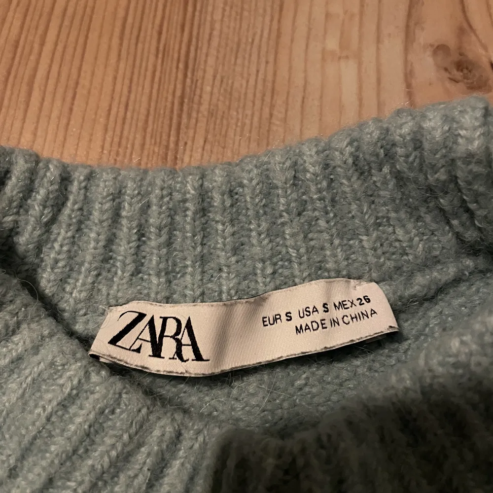 Säljer denna mysiga ljusblåa sitckade tröjan från Zara. Den är i fint skick och knappt använd.🩵. Stickat.