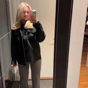 Oversize Kappa - Säljer denna oversize kappa från Åhléns outlet. Köpt våren 2023, i fint skick men kommer inte till användning.  Jag har vanligtvis storlek S i jackor/kappor, denna är i storlek L