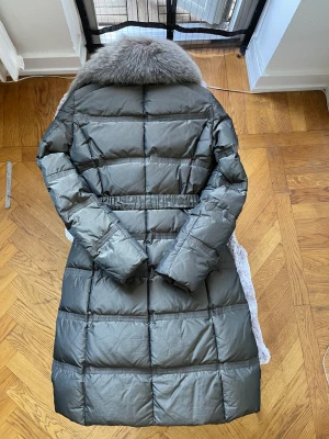 Versace Collection jacka - Vinterjacka från Versace Collection innan de sluta med päls. Pälsen är avtagbar och jackan är använd en handfull gånger. Hänger i dustbag och har kemtvättats samt impregnerats efter sista användning.  Nypris: 11700:- Färg: khaki/grön