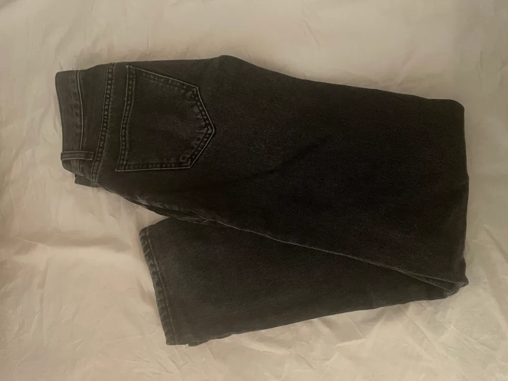 Säljer dessa superfina raka stentvättade jeans från gina tricot i st 32❤️. Jeans & Byxor.