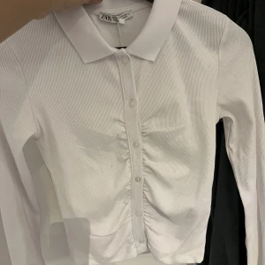Zara topp - En vit rynkad topp från zara helt oanvänd. Prislappen sitter kvar. 🫶🏼🫶🏼🤍🤍