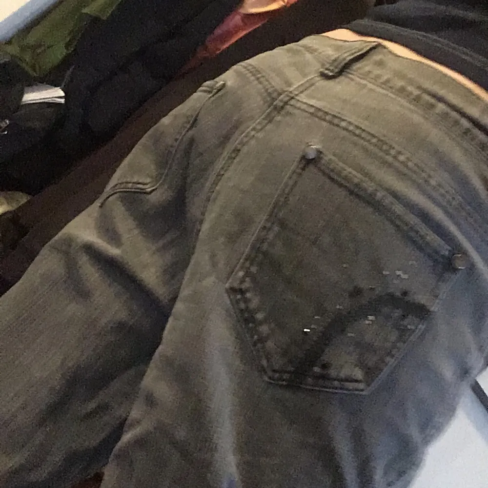 Snygga grå jeans med pärldetaljer på fickorna. Raka. S- M beroende på önskad passform.. Jeans & Byxor.