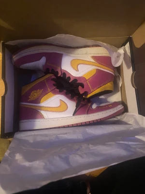 Jordans - Ett par nästan oanvända jordans och ett rätt så sällsynt exemplar