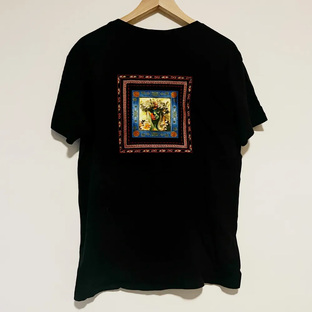 T-shirt från GAP Artist Edition (limited edition), aldrig använd så i nyskick. 100% bomull, slutsåld, går INTE att få tag på längre! Storlek M. T-shirts.