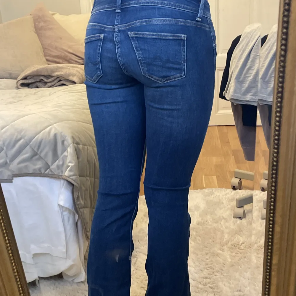blåa lågmidjade bootcut jeans, i typ nyskick🙏🏽 Jag är 1,70!  Midjemåttet: 34cm  Innebenslängden: 78cm . Jeans & Byxor.
