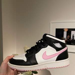 Air Jordan 1 Mid Artic pink, skorna är som nya, endast andvända 4 gånger (priset kan diskuteras) frakt tillkommer 