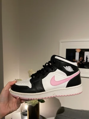 Air Jordan 1 Mid Artic pink - Air Jordan 1 Mid Artic pink, skorna är som nya, endast andvända 4 gånger (priset kan diskuteras) frakt tillkommer 