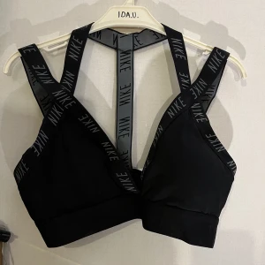 Sport bh - En väldigt fin sport bh från Nike. Den är helt i nyskick! 