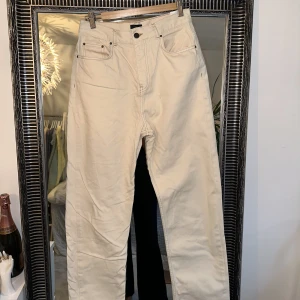 Nly jeans - Nly jeans Har ett litet hål som sytts ihop. Synligt men ytterst lite