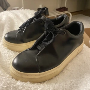 Eytys - Svarta Eytys i storlek 39! Fint skick, lite defekter (se bild två) annars super fina!