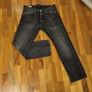 Levis 501 W31 L30 - Säljer ett par snygga Jeans 501 i väldigt bra skick 4/5. Nypris 1100