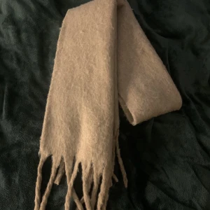 Beige halsduk - världens snyggaste o skönaste halsduk, köpt för några dagar sen 💖💖nypris 180:-