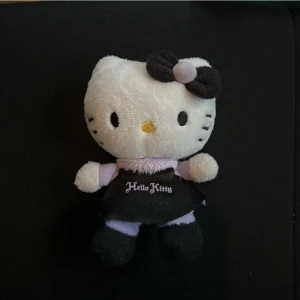 Hello Kitty plush - Fint skick. Kan tvättas i 30 grader. Ca 11 cm💗