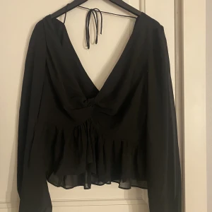 Blus - Säljer då den inte kommer till användning💕