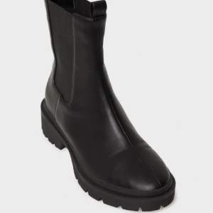 ”High Ankle Chelsea Boot” från Nelly.  Använda 1 gång Köptes för 649kr