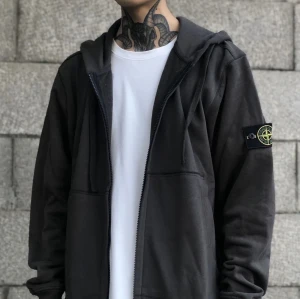 Stone Island Hoodie - Helt ny med märkning (även QR).