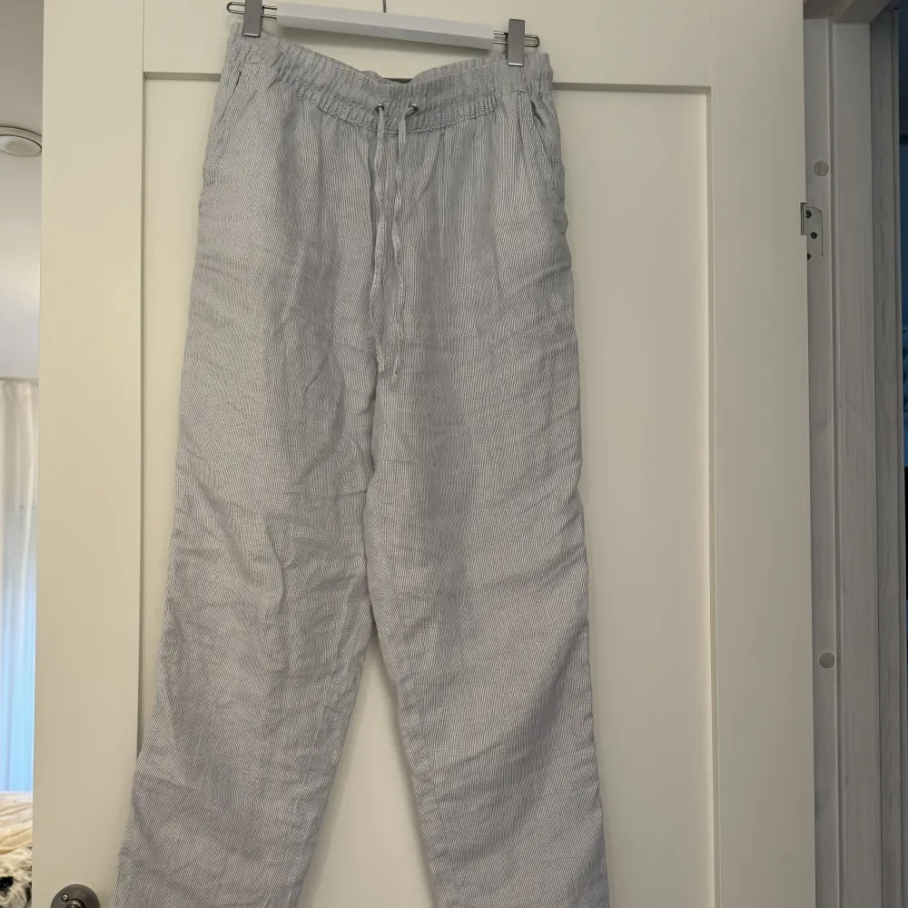 Linnebyxor/pyjamasbyxor som är vita/randiga från H&M. Bra skick. Storlek S. Jeans & Byxor.