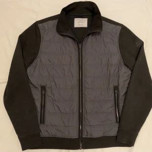 Woolrich jacka - Super snygg och trendig woolrich cardigan. Storlek L men passar M. Längd från armhåla till armhåla: 55cm, längd från axelsömmen till ärmslut 66cm, jackans längd: 67cm. Passar mig som är 182cm 77kg. Skriv för bild.