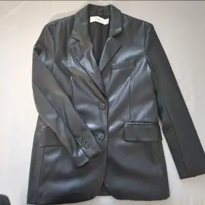 En jättefin leather jacket feån Berskha, använt två gånger. Den är i storlek XS fast passformen är oversized ♡