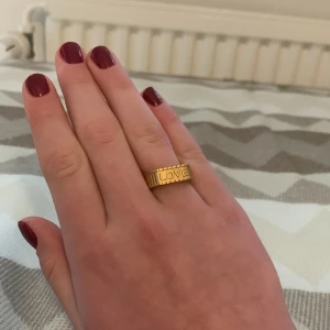  Ring - Fin ring från Märtas kollektion  Köptes för 300kr säljer för 200kr, aldrig använd säljs pågrund gillar inte guld