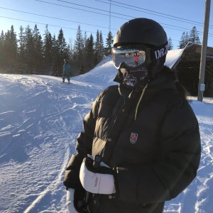 Svart fjällräven jacka  - Säljer min svarta fjällräven jacka, storlek s , OBS dragkedjan är sönder så har knäppt jackan innan. Men skulle kosta runt 500 att byta dragkedja hos skräddare, därav priset 🫶