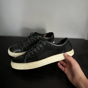 Lanvin - Riktigt snygg lanvins i fint skick🍁 de är i storlek 7 vilket passar typ 43💫   Skriv vid fler frågor eller funderingar🤝